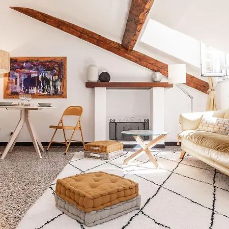 Lägenhet Elegante Mansarda Nel Centro Storico Di *