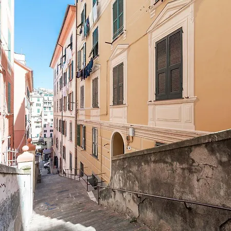 Elegante Mansarda Nel Centro Storico Di Cenova