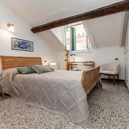 Apartamento Spianata Di Castelletto, 5-bed Elegant Attic In The Historic Center Of Génova