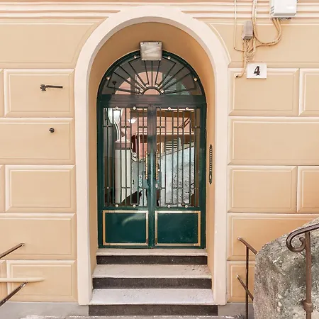 Elegante Mansarda Nel Centro Storico Di Gênes