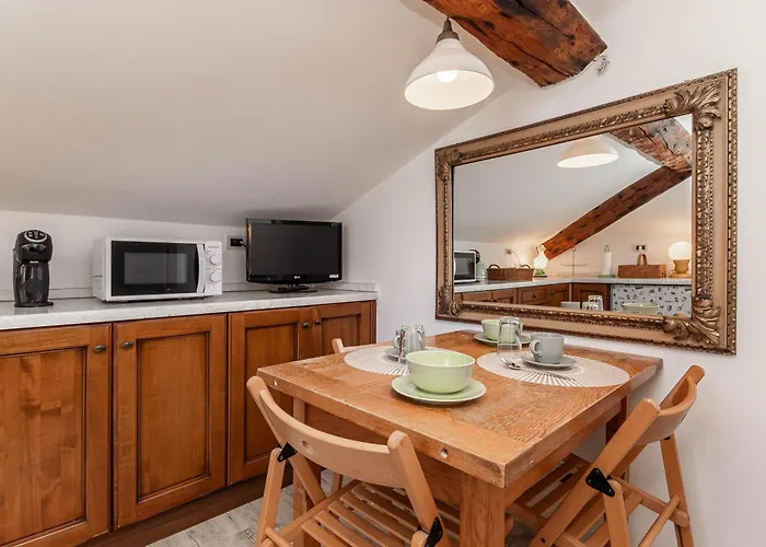 5-sleeps In Elegant Attic In The Historic Center Of Apartmán
