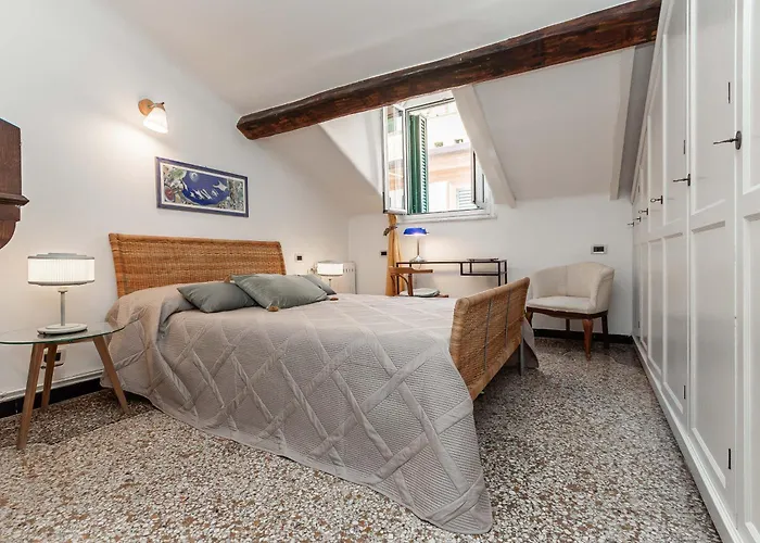 Apartament 5-sleeps In Elegant Attic In The Historic Center Of Genua