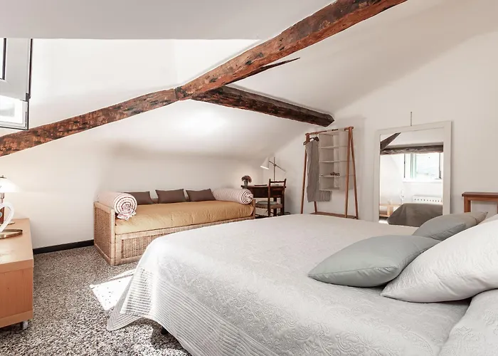5-sleeps In Elegant Attic In The Historic Center Of Apartament