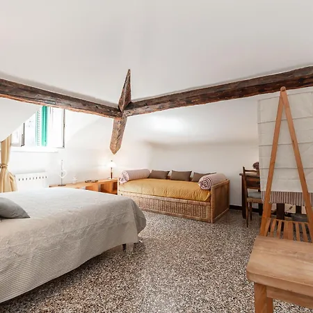 Appartement Elegante Mansarda Nel Centro Storico Di