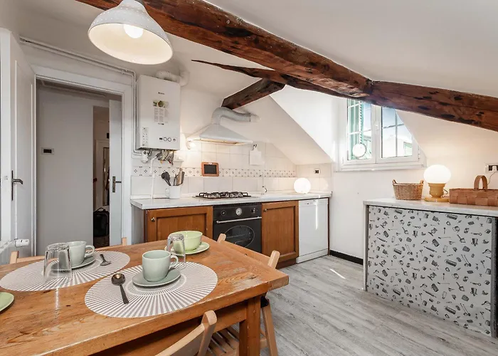 Lejlighed 5-sleeps In Elegant Attic In The Historic Center Of Genova