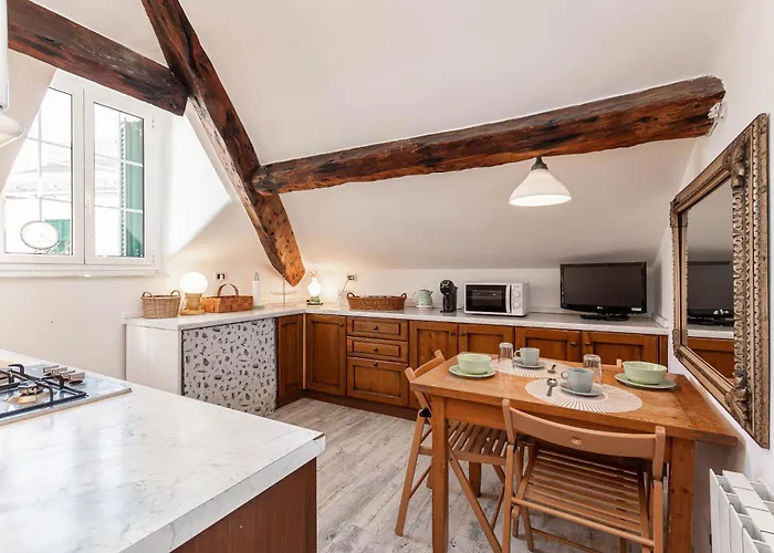 5-sleeps In Elegant Attic In The Historic Center Of Lejlighed *