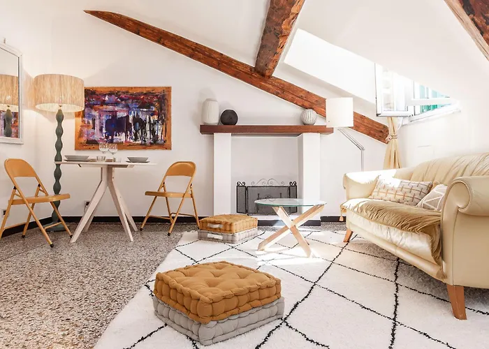 Lejlighed 5-sleeps In Elegant Attic In The Historic Center Of *