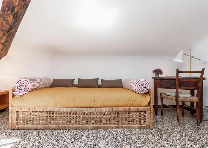 Lejlighed 5-sleeps In Elegant Attic In The Historic Center Of