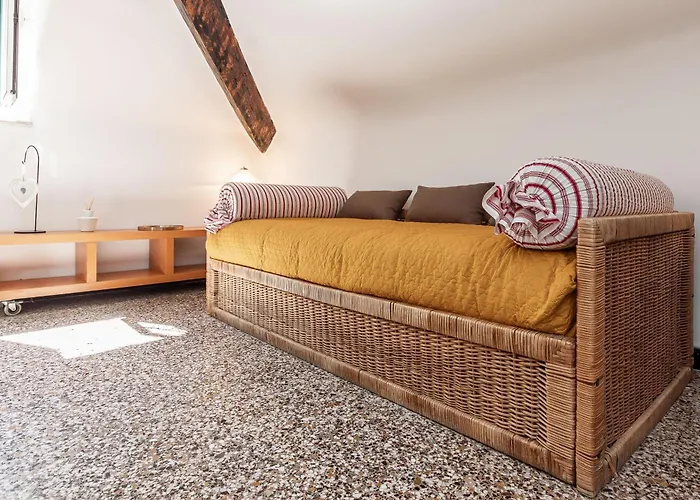 5-sleeps In Elegant Attic In The Historic Center Of Genova