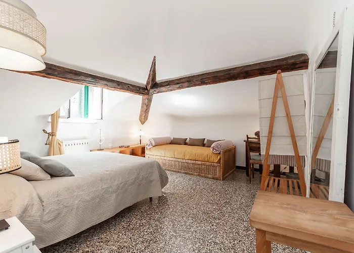 Lejlighed 5-sleeps In Elegant Attic In The Historic Center Of